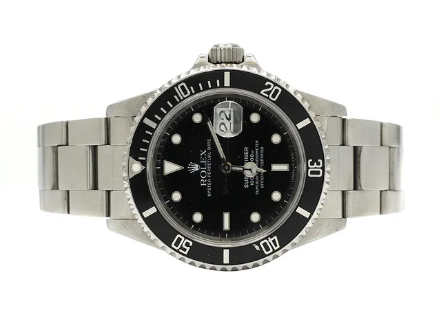 ROLEX, Oyster Perpetual Date, Submariner (1000ft=300m, SWISS-T<25), Chronometer, Ref nr. 16610, Serie nr. W518230, Cal 3135, Verk nr. 7212261, Boett nr. 16610, herrur, 40 mm, stål, automatisk, safirglas (skadat), datum, skadad urtavla, Fliplocklänk, viklås, Ref nr. 93150-W10/501 B, cert, mars 1996, box, ytterkartong.