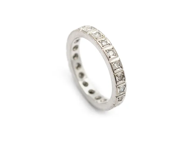 HELALLIANSRING, 18K vitguld, 21 åttkantslipade diamanter ca 0,21 ctv, ca W/VS, stl 14 mm, vikt 2,6 g.