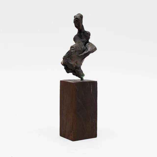 CLAES HAKE. Skulptur, mörkpatinerad brons, signerad.