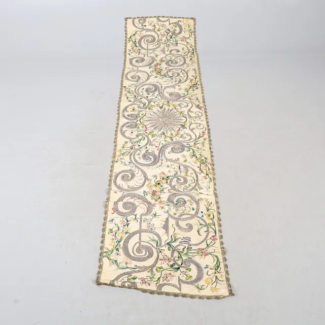AN 18TH CENTURY SILK EMBROIDERY.