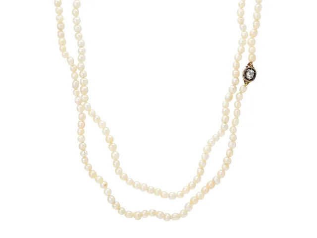 PÄRLCOLLIER, troligen orientaliska pärlor ca 3,6-4,4 mm, lås i 15K guld/silver med antikslipad diamant ca 0,35 ct, antikt, längd 141 cm, vikt 27,7 g.