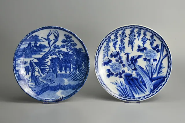 TWO JAPANESE YAMATOKU BLUE AND WHITE ARITA WARE PORCELAIN DISHES, EARLY 20TH CENTURY.