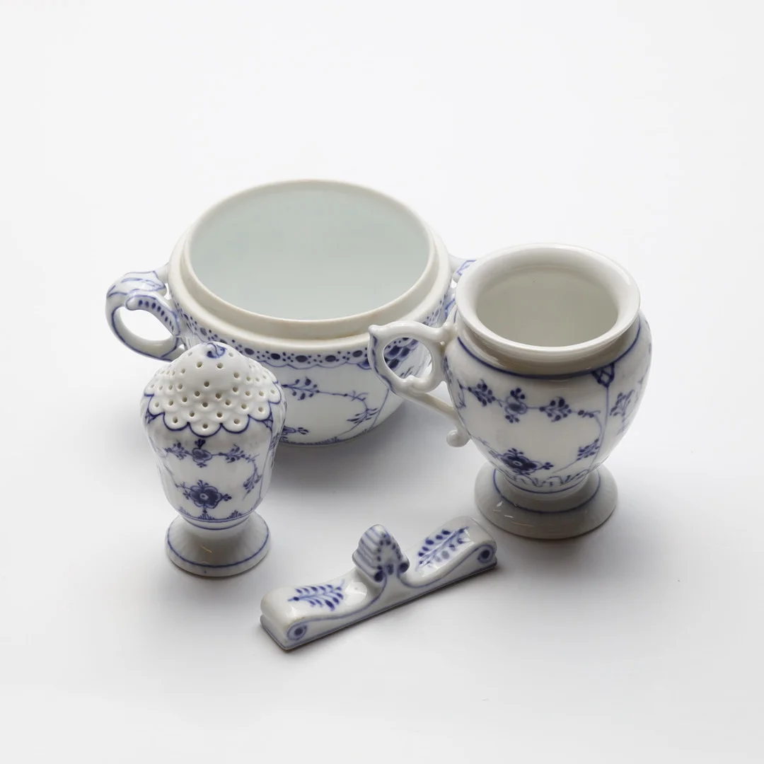 SERVISDELAR, 4 st, "Musselmalet", Royal Copenhagen, Danmark. — European — Gomér & Andersson Nyköping