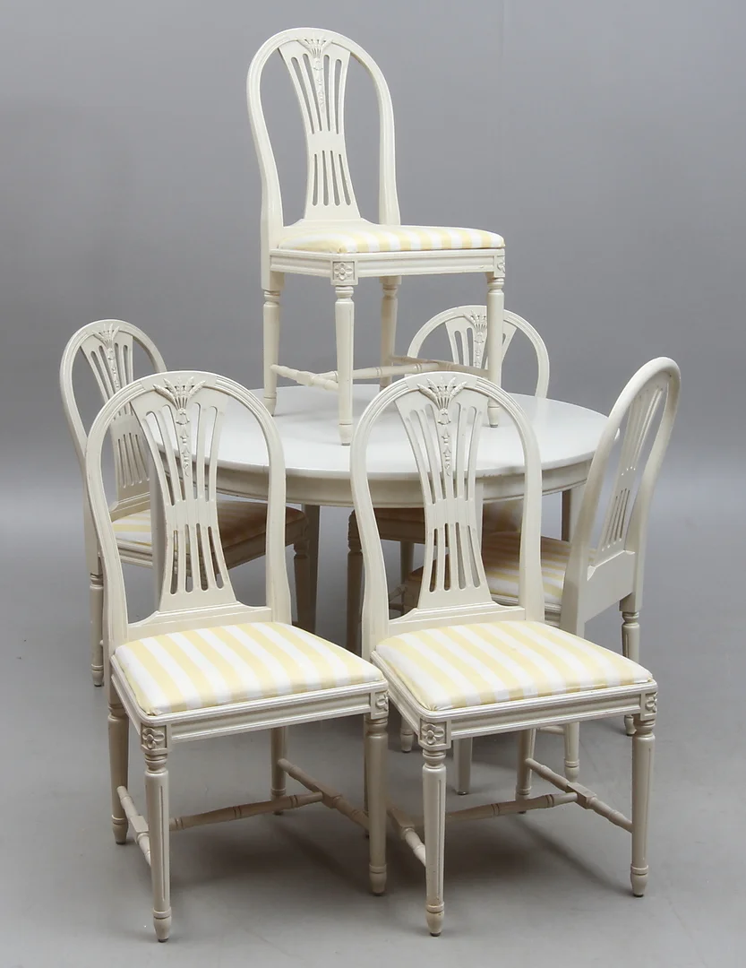 STOLAR, 6 st, gustaviansk stil, axet modell samt BORD med iläggsskivor. 1900-tal. — Dining room furniture — Auktionshuset Kolonn