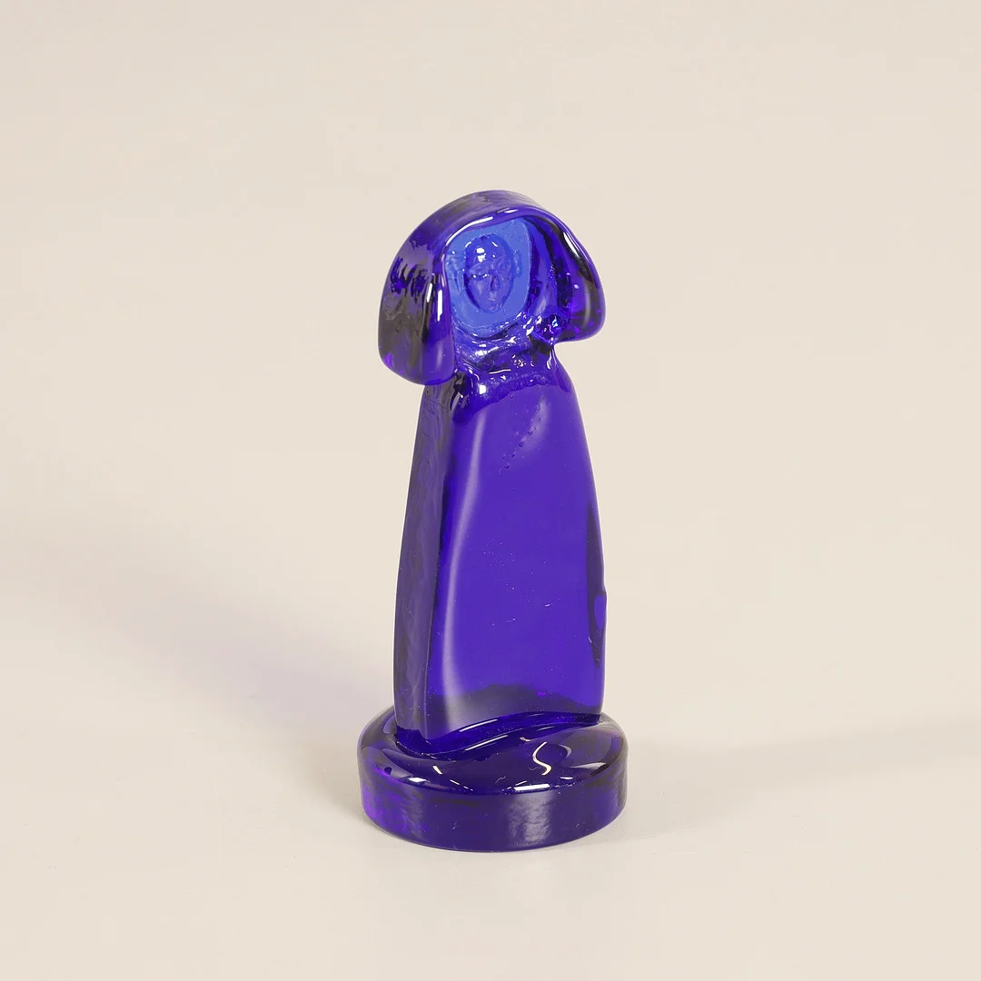 ERIK HÖGLUND. 1932-1998, konstglas, figur, blå glasmassa, Boda, signerad. — Art glass — Auktionsverket Engelholm
