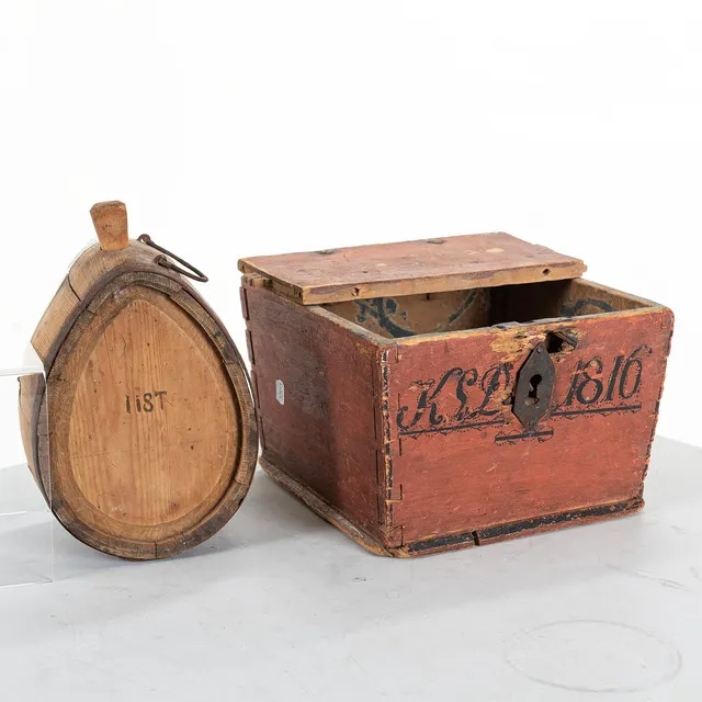 ALLMOGEFÖREMÅL, 2 delar, 1800-tal.