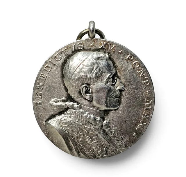 Medalla "Papa Benedicta Benoit XV en plata. Con argolla para colgar.