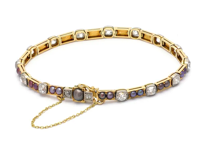 ARMBAND, 18K guld, 16 gammalslipade diamanter ca 5,00 ctv, ca TW/SI, 31 odlade halvpärlor, ca 2,5 mm, en pärla ca 4,7 mm, låset stämplat Bergman handelsaktiebolag, Stockholm 1927, längd ca 19 cm, vikt 12,4 g, säkerhetskedjan stämplad 14K guld.