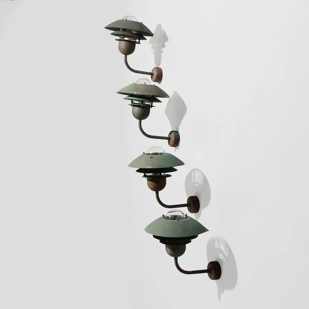 DANSK DESIGN. Sæt af fire udendørs væglamper af patineret kobber, indvendige skærme af klart glas, dansk lampeproducent, Danmark, (4). — Wall Lights — Palsgaard Kunstauktioner
