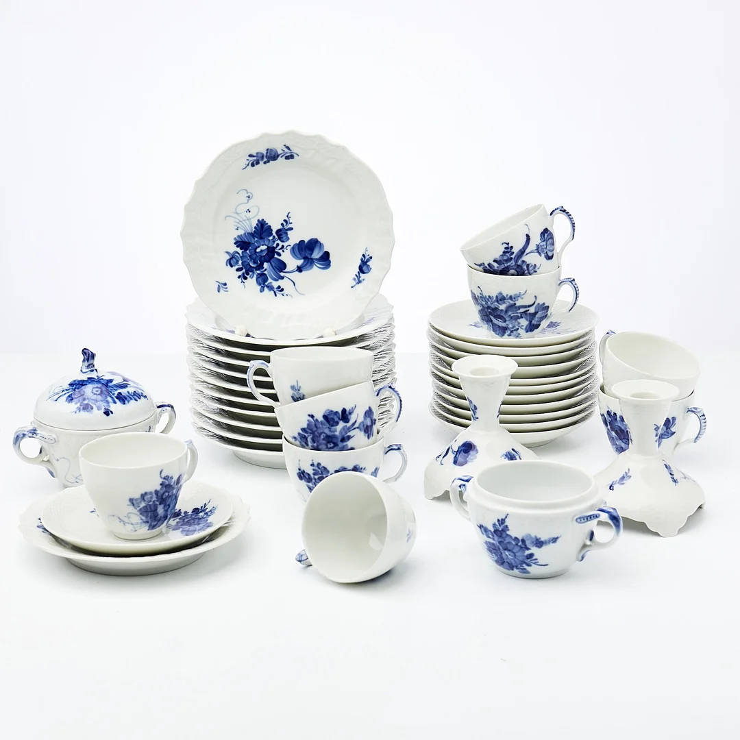 ROYAL COPENHAGEN, "Blå Blomst", servisdelar, 25+3 dlr, porslin, Danmark. — European — Stockholms Auktionsverk Sickla
