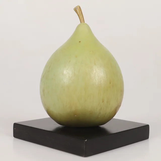 KAJ FOGELBERG. Skulptur, päron, keramik på träsockel, signerad.