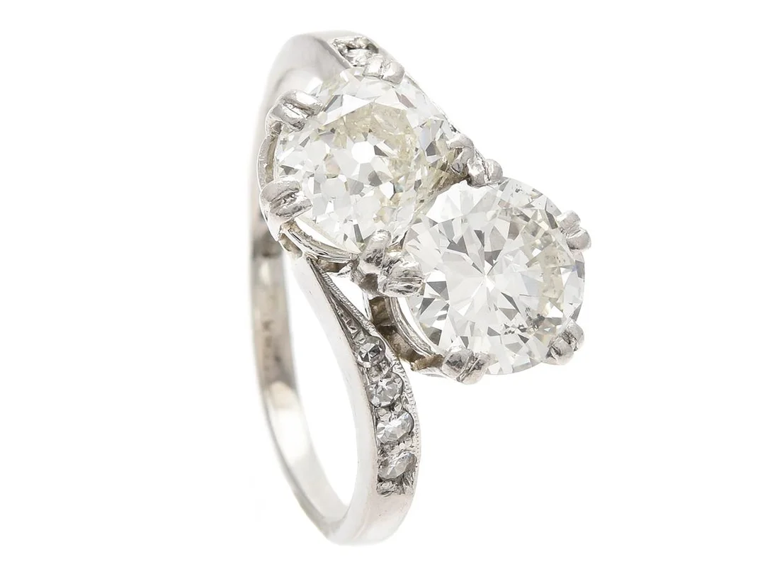 SYSKONRING, platina, antik-, äldre briljant- och åttkantslipade diamanter 2,98 ctv enligt gravyr, ca Cr-TCa(J-L)/SI2, stl 17 mm, vikt 5,2 g, storleksändrad, den äldre briljantslipad diamanten har stark fluorescens, den antikslipade diamanten har inneslutning som når ytan och små nagg, båda diamanterna har inverterade naturaler vid rondisten. — Smycken/Ring — Kaplans