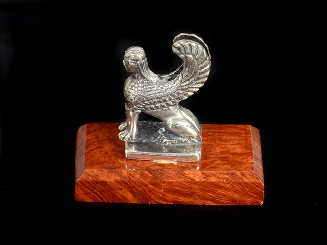 PRYDNADSFÖREMÅL på trätrappa, silver, höjd 4,2 cm, vikt 31,9 g.