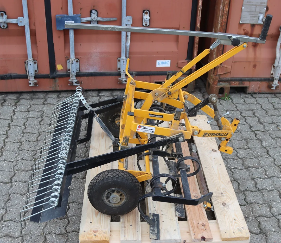 Stensballe Gårdrive med harve til plænetraktor. — Home and garden/Tools, building materials — Lauritz
