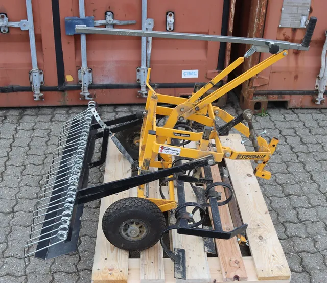Stensballe Gårdrive med harve til plænetraktor.