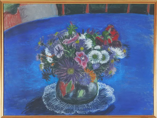 EVY LÅÅS. Blomsterstilleben, pastell på papper, signerad.
