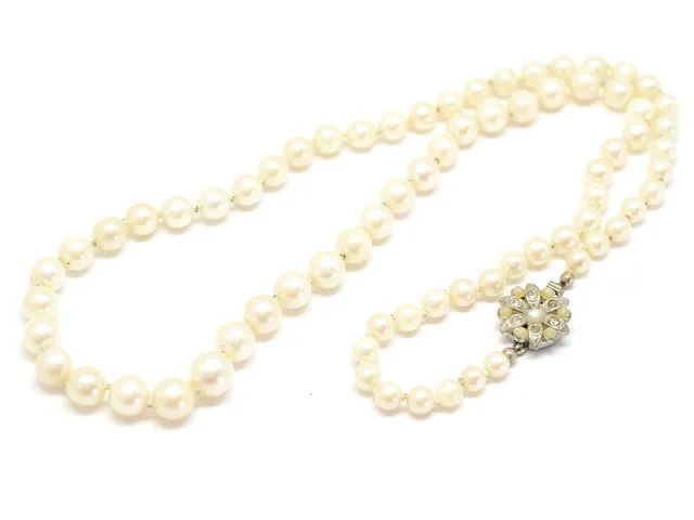 PÄRLCOLLIER, odlade pärlor, doserade, 5,0 - 8,5 mm, lås i vitmetall.