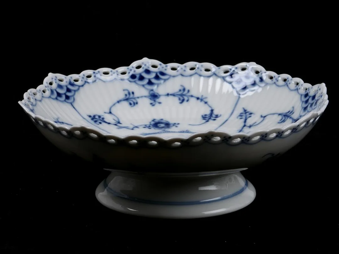 Royal Copenhagen, Fat på fot, Musselmalet, halvblond, Höjd: ca65mm Ø177, Nr: 1/1023 — Porslin/Övrigt — Kaplans