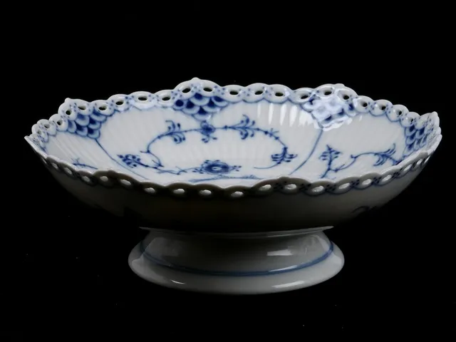 Royal Copenhagen, Fat på fot, Musselmalet, halvblond, Höjd: ca65mm Ø177, Nr: 1/1023