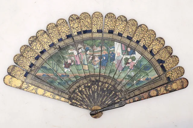 Chinese Qing folding fan, Daoguang period, in polychrome, lacquered and gilt bamboo, circa 1820.
