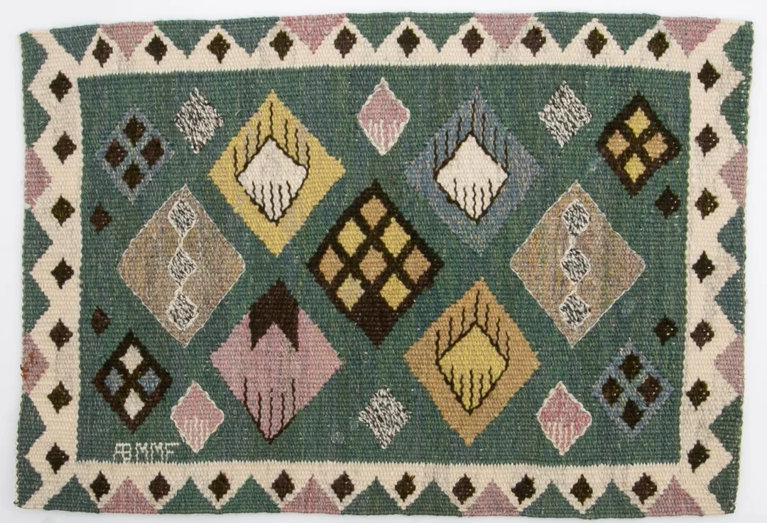 Märta Måås-Fjetterström, vävnad, "Knoppen", gobelängteknik, 35 x 50 cm, signerad AB MMF. — Bukowskis