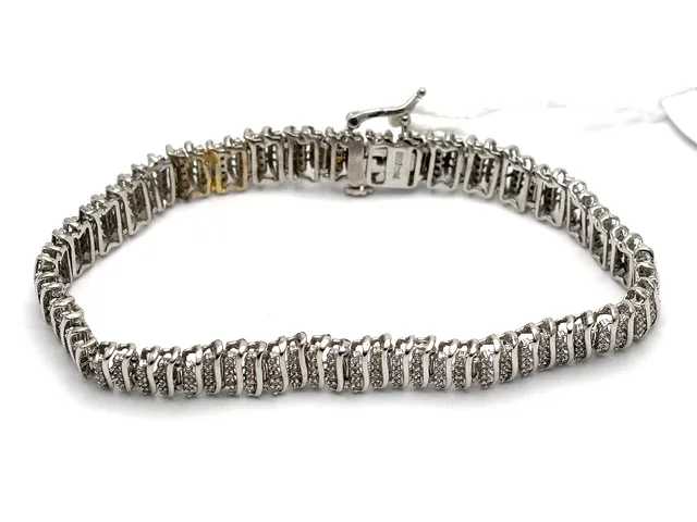Armband, 18K 17,5cm 14,7g med diamanter 362xca0,005ct, 3 stycken saknas, skadad
