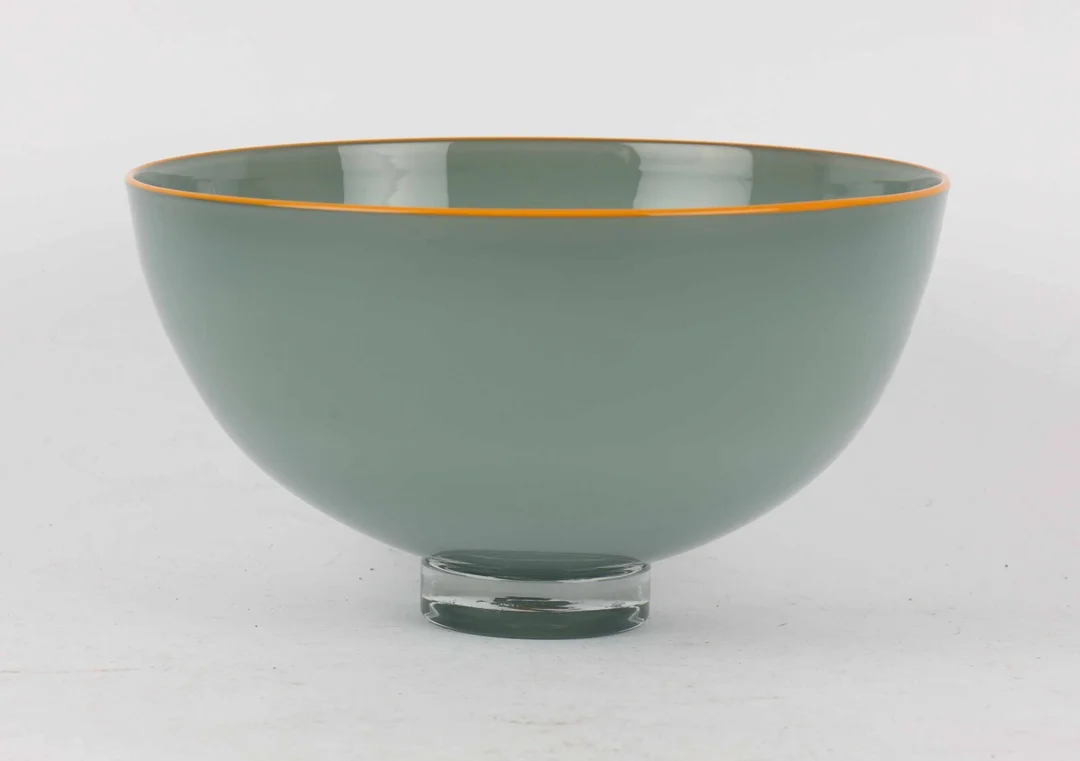 Anja Kjær (1956-) for Holmegaard: Bowl of grey-blue semi-transparent glass with a yellowish rim. — Glass, porcelain and ceramics/Vases, bowls, dishes — Lauritz