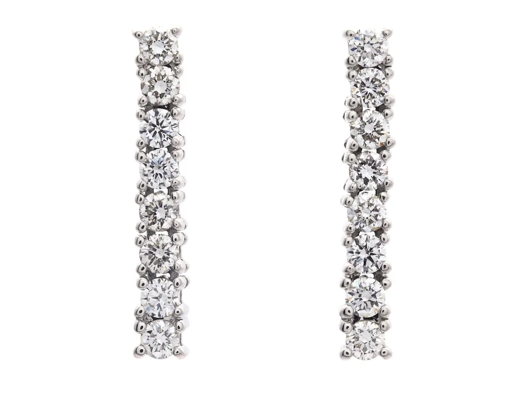 ÖRHÄNGEN, 18K vitguld, 16 briljantslipade diamanter ca 0,35 ctv, ca TW-W/VS, stift, längd 15,0 mm, vikt 2,5 g. — Smycken/Örhängen — Kaplans