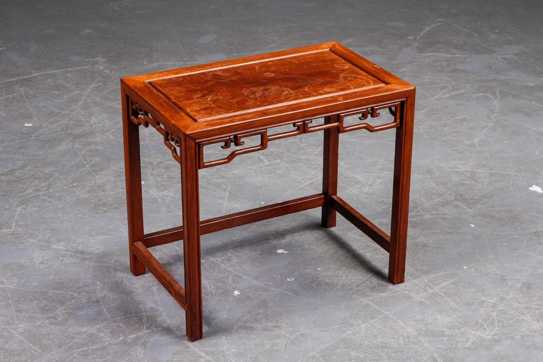 Kinesisk sidebord af mahogni — Hobby and collectibles/Asian art — Lauritz