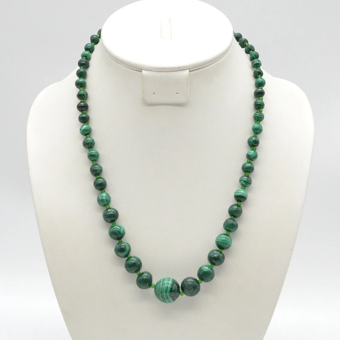 MALACHIT PERLENCOLLIER, KLEIN BIS GROSS, KLEINE TRENNPERLEN AUS GLAS, UM 1950. — Necklace — Kunst- und Auktionshaus Kleinhenz