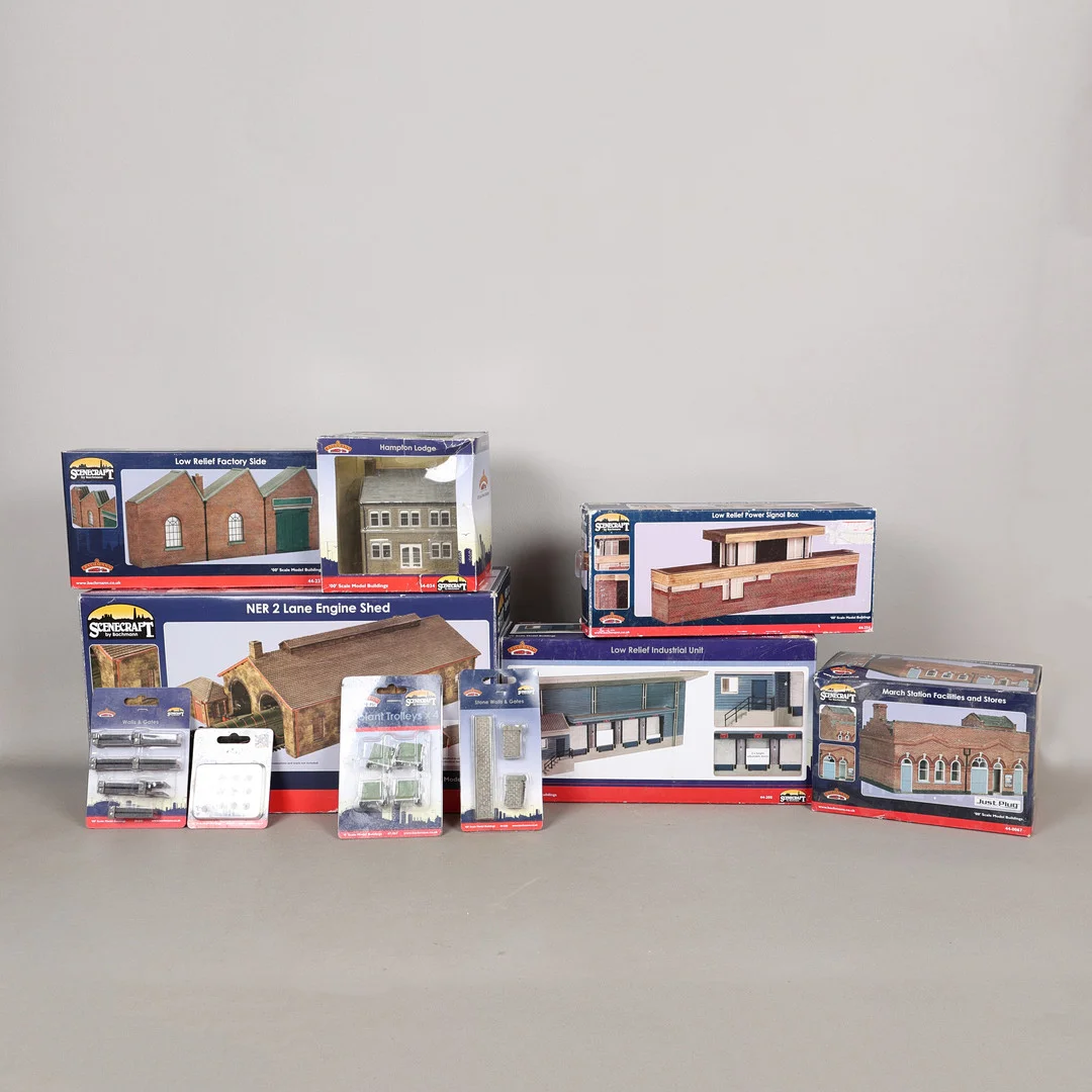 BACHMANN BRANCH-LINE OO GAUGE SCENECRAFT ITEMS (10). — Model railways — Bishop & Miller
