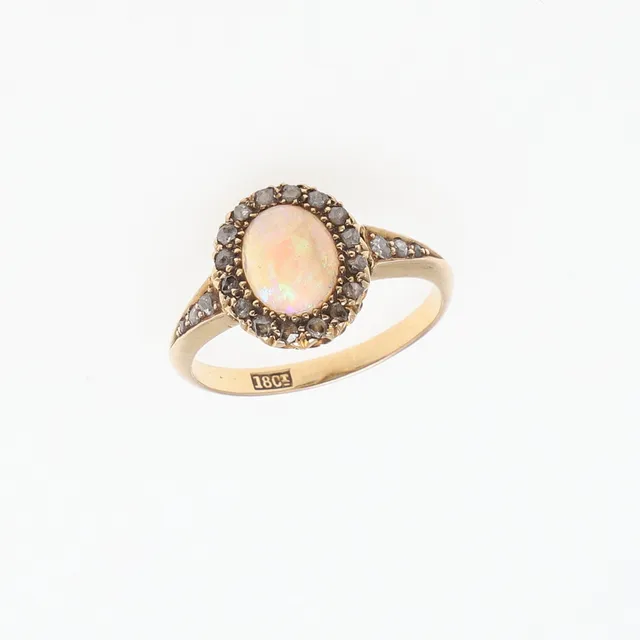AN OPAL AND DIAMOND CLUSTER RING.