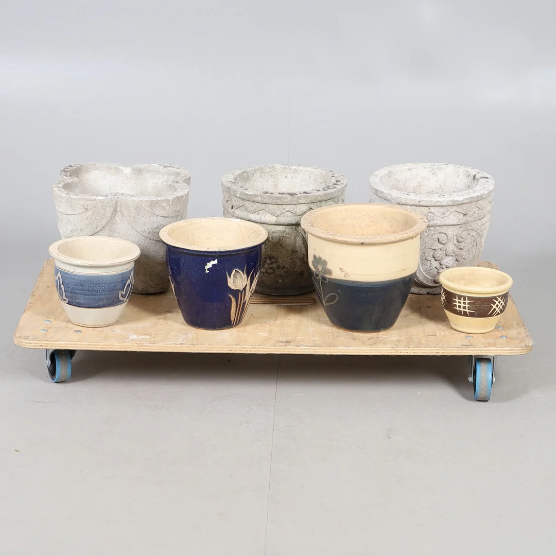 A COLLECTION OF RECONSTITUTED STONE, POTTERY AND OTHER PLANTERS AND PLANT POTS. — Garden — Lawrences Auctioneers