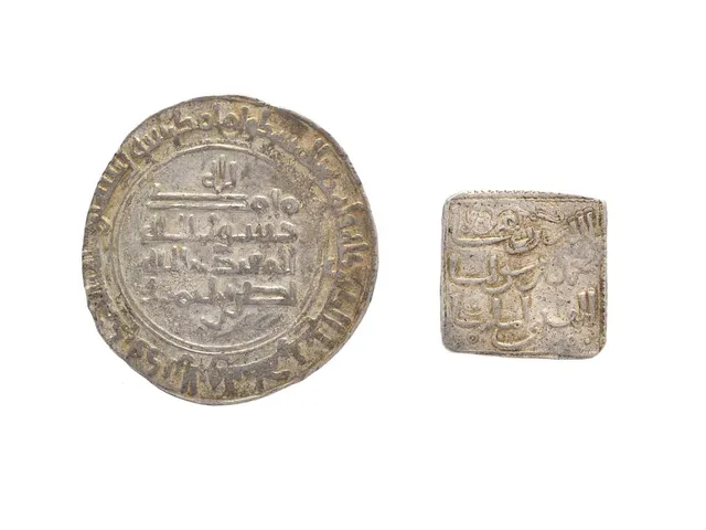 2 MYNT, silver, islamska mynt, troligen Andalusien och Umayyad, kvalité ca 1, vikt 4,8 g.