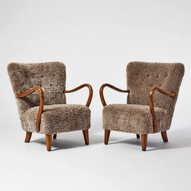 ALFRED CHRISTENSEN. TILLSKRIVEN. Fåtöljer, ett par, Slagelse Møbelfabrik, Danmark, 1950-tal, Danish Modern, klädda i fårskinn.