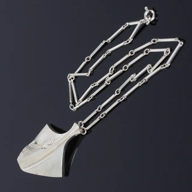 MATTI HYVÄRINEN. Collier med hänge, "Chilled Champagne", sterlingsilver, Finland.