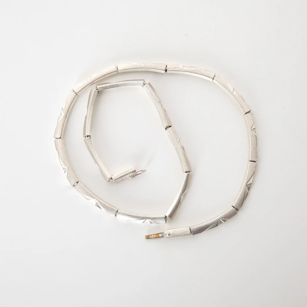 BJÖRN WECKSTRÖM. f 1935. halvstelt halsband, sterlingsilver, Lapponia, Finland, 2006. — Necklace — Auktionsverket Engelholm