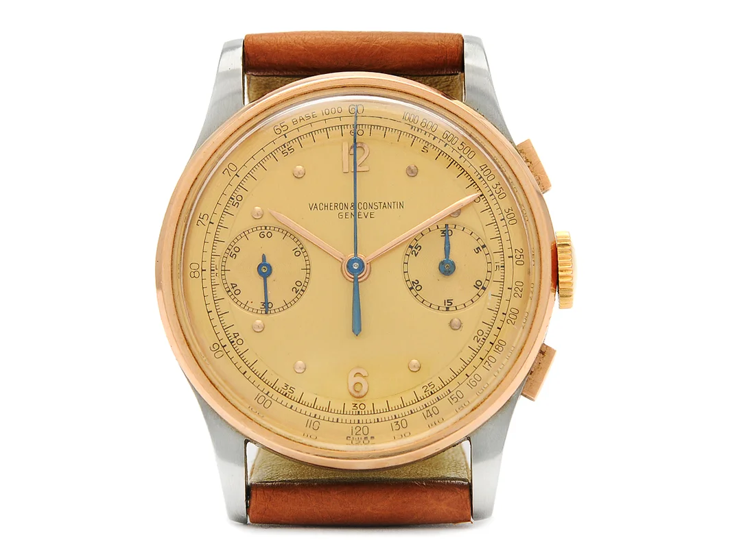 VACHERON & CONSTANTIN, Genève, "Base 1000", Cal 434 (Valjoux 22), Serie nr. 437690, Ref nr. 4072, Boett nr. 273572, kronograf, herrur, 34,5 mm, stål (staybrite)/rosa guld, manuell, plexiglas, läderband, ca 1945. — Klockor/Vacheron Constantin — Kaplans
