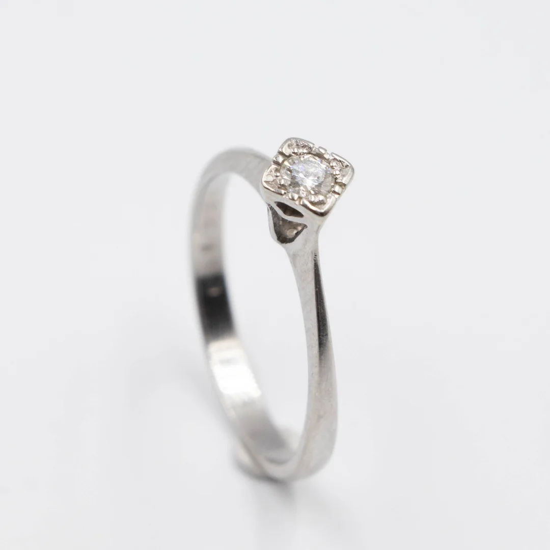 Solitaire ring in 14 kt white gold with a diamond of approximately 0.05 ct. — Jewellery/Rings — Lauritz