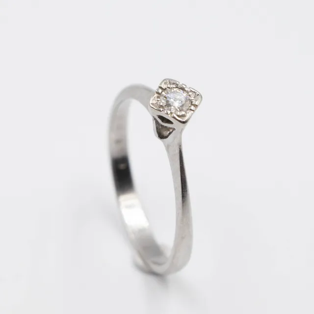 Solitaire ring in 14 kt white gold with a diamond of approximately 0.05 ct.