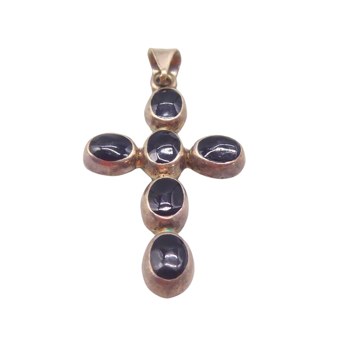 KREUZANHÄNGER AUS SILBER MIT 6 ONYX STEINEN BESETZT. — Brooches & Pendants — Auktionshaus Stuber's Hammerschlag