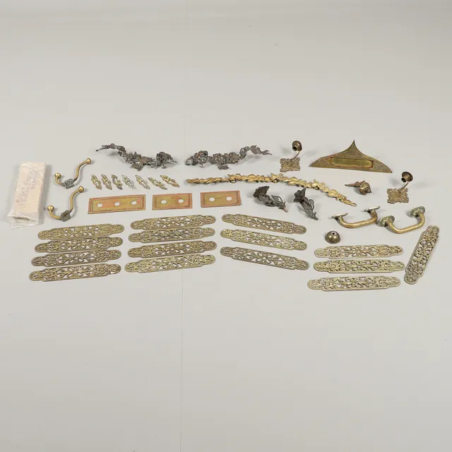 A QUANTITY OF BRASSWARE.