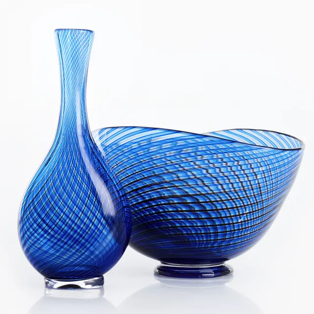 VICKE LINDSTRAND. Vas och skål, "Colora", Kosta 1950-tal, glas med innesluten dekor av ränder i blått.
