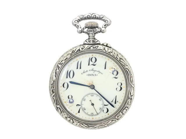 DOXA, Anti-Magnetique, fickur, 69,5 mm, Boett nr. 700574, vitmetall, ankargång, skadad / renoverad urtavla, motiv (Lok), ca 1910.
