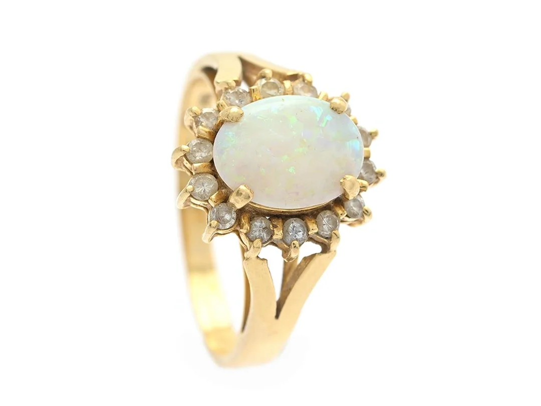 CARMOSÉRING, 18K guld, opal, briljantslipade diamanter ca 0,20 ctv, ca W-TCa/SI, stl 16,75 mm, vikt 3,4 g, diamanter med nagg och skador, svaga fattningar. — Smycken/Carmoséring — Kaplans