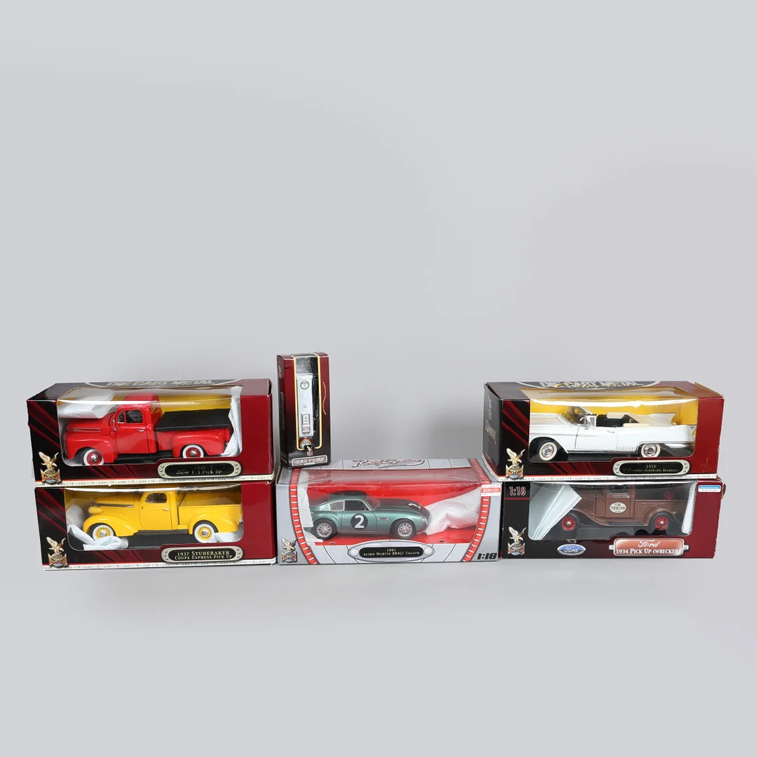 ROAD SIGNATURE. FIVE BOXED 1/18 SCALE MODEL VEHICLES AND A GAS PUMP (6). — Toys — Bishop & Miller