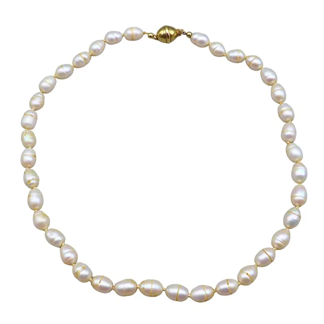 SÜSSWASSER-ZUCHTPERLENKETTE MIT VERSCHLUSS AUS 585ER GELBGOLD.