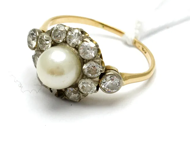 Ring 18K med pärla och gammelslipade diamanter 9xca0,05ct, 2xca0,10ct 3,8g, (en saknas) Ø17¼ lite skev