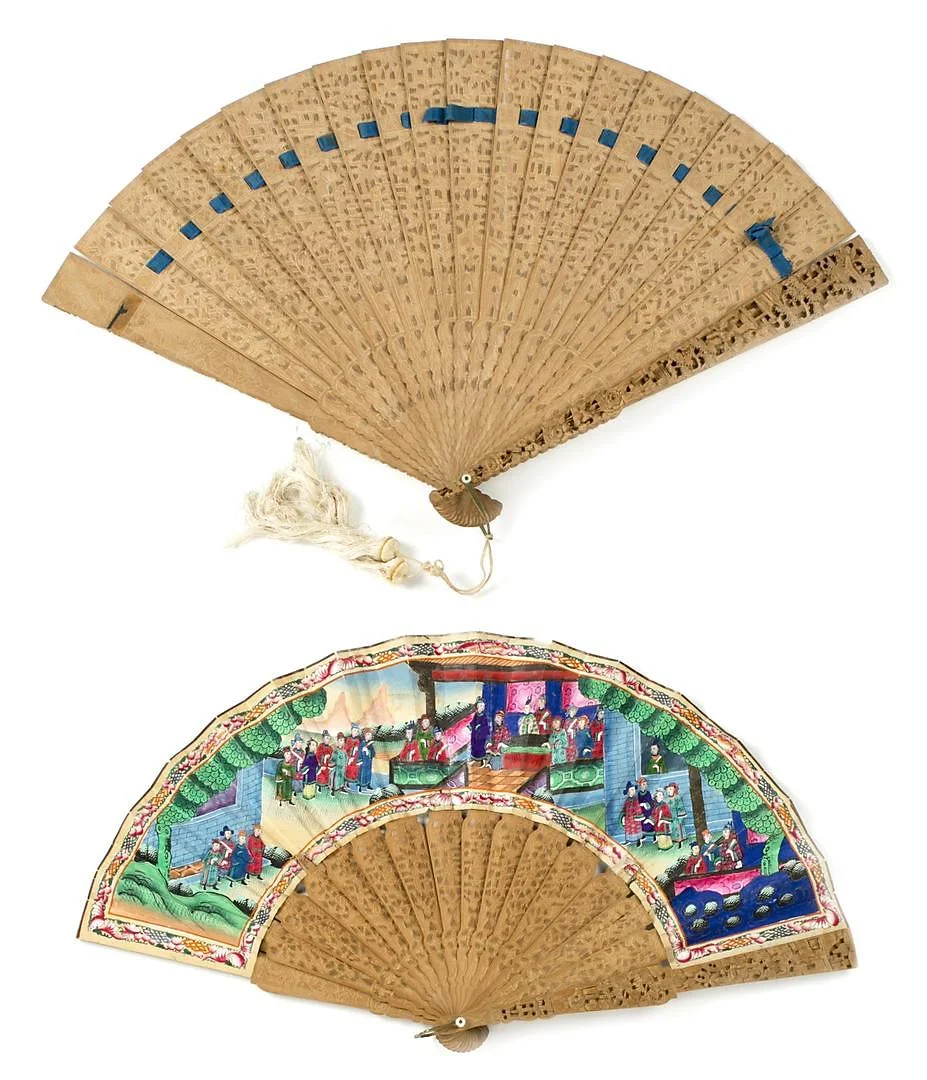 Two Chinese fans (one of them foldable), with sticks in carved and openworked wood, 19th Century - 20th Century. — Asiatica — Balclis