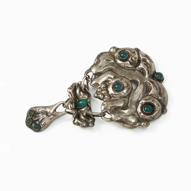 HANS NICOLAJSEN HANSEN, brosch, silver, art nouveau, dekor med cabochonslipade gröna stenar, hängande kläpp.